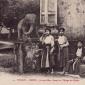 Village Du Papier Jeunes Filles sur la Route 1.jpg - 365/401
